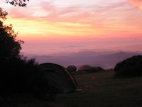 Wild bivak, zonsopgang. Mont Ventoux is zichtbaar
